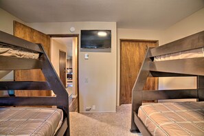 Interior - Mammoth Lakes Condo, Walk to Shuttle + Village (Mammoth Lakes)