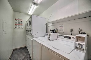 Interior - Mammoth Lakes Condo, Walk to Shuttle + Village (Mammoth Lakes)