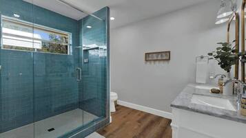 Douche, sèche-cheveux, serviettes fournies