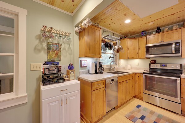 House (3 Bedrooms) | Interior - Creekside Newland Cabin ~ 7 Mi to Linville Falls (Newland)