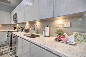 Apartment (1 Bedroom) | Interior - Luxe, Modern Houston Apt - 1 Mile to The Galleria! (Houston)