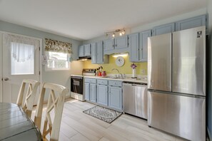 House (3 Bedrooms) | Interior - Ideal Narragansett Location w/ Furnished Deck! (Narragansett)