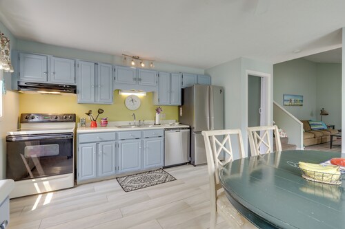 Ideal Narragansett Location w/ Furnished Deck!