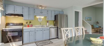 Ideal Narragansett Location w/ Furnished Deck!