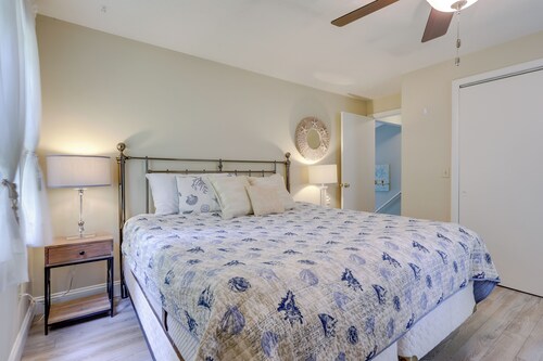 Ideal Narragansett Location w/ Furnished Deck!