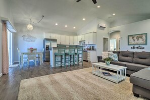 Interior - Hurricane Getaway w/ Yard - 25 Mi to Zion! (Hurricane)