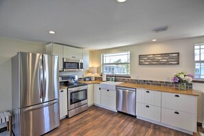 Interior - Waterfront Matlacha Island Cottage w/ Dock! (Matlacha)