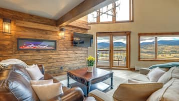 Apartment (3 Bedrooms) | Front of property