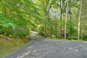 House (2 Bedrooms) | Interior - 'hillside Happiness' Cabin: 9 Mi to Pigeon Forge! (Sevierville)