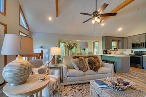 House (2 Bedrooms) | Interior - 'hillside Happiness' Cabin: 9 Mi to Pigeon Forge! (Sevierville)