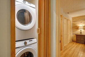 House (2 Bedrooms) | Interior - 'hillside Happiness' Cabin: 9 Mi to Pigeon Forge! (Sevierville)