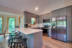 House (2 Bedrooms) | Interior - 'hillside Happiness' Cabin: 9 Mi to Pigeon Forge! (Sevierville)