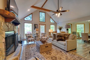 House (2 Bedrooms) | Interior - 'hillside Happiness' Cabin: 9 Mi to Pigeon Forge! (Sevierville)