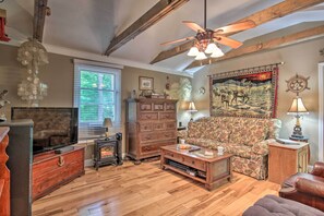 TV, books - Cabin Escape w/ Richard B Russell Lake Access! (Lowndesville)