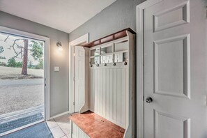 Interior - Cozy Ruidoso Studio - 16 Miles to Ski Apache! (Ruidoso)