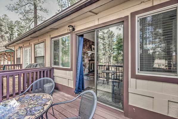 Outdoor dining - Cozy Ruidoso Studio - 16 Miles to Ski Apache! (Ruidoso)