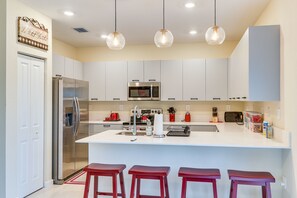 Mikrobølgeovn, ovn, kokeplater og oppvaskmaskin