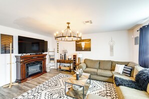 Interior - Welcoming Bullhead City Home w/ Pool & Game Room! (Bullhead City)