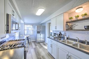 Microwave, oven, stovetop, dishwasher - Charming Farmhouse < 1/2 Mile to AU Campus! (Anderson)