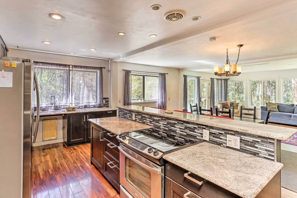 Vibrant Weaverville Escape w/ Deck & Creek! - Trinity Lake, CA