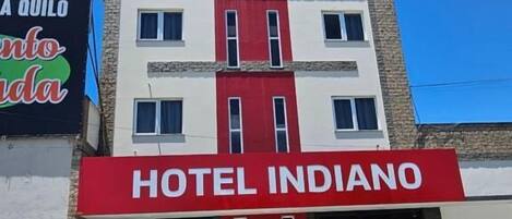 Vista frontal de la propiedad