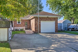 Interior - Lakefront Cottage w/ Fishing & Private Yard! (Port Clinton)