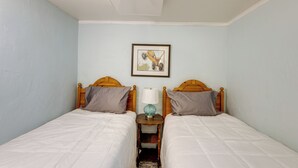 A room with two single beds, a small table with a lamp, and a framed picture on the wall. - Burley Home w/ Playground - 1 Mi to Golf Course! (Burley)