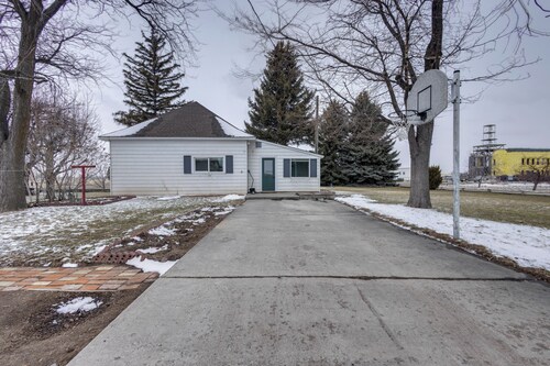 Burley Home w/ Playground - 1 Mi to Golf Course!