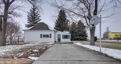 Burley Home w/ Playground - 1 Mi to Golf Course!