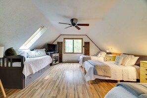 Interior - Fire Pit & Grill: 'woodside Nest' in Pocono Lake! (Pocono Lake)