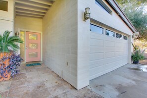 House (4 Bedrooms) | Interior - Bright Phoenix Home w/ Pool & Backyard Oasis! (Phoenix)