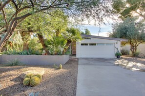 House (4 Bedrooms) | Interior - Bright Phoenix Home w/ Pool & Backyard Oasis! (Phoenix)