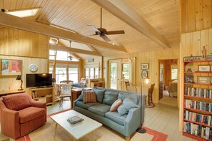 Cottage (3 Bedrooms) | Interior - Waterfront Raymond Vacation Rental w/ Boat Dock! (Raymond)