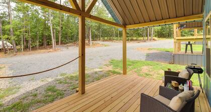 Cozy Studio Cabin ~ 1 Mi to Greers Ferry Lake!