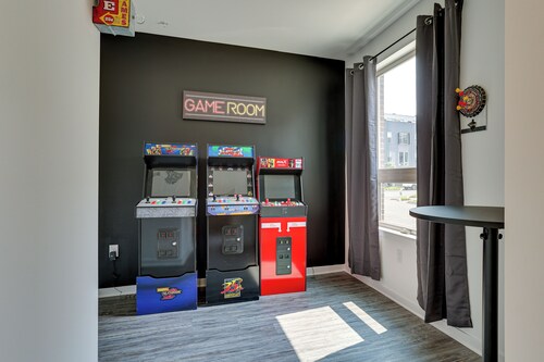 3 Mi to Center City: Philadelphia Townhome