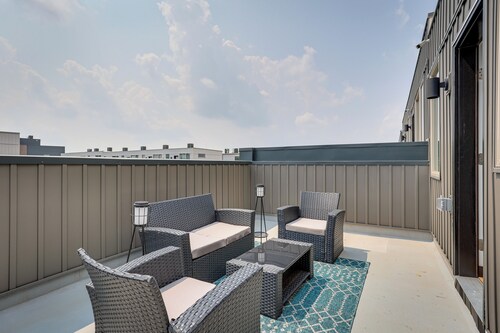 3 Mi to Center City, 7 Mi to World Cup: Philly Hub