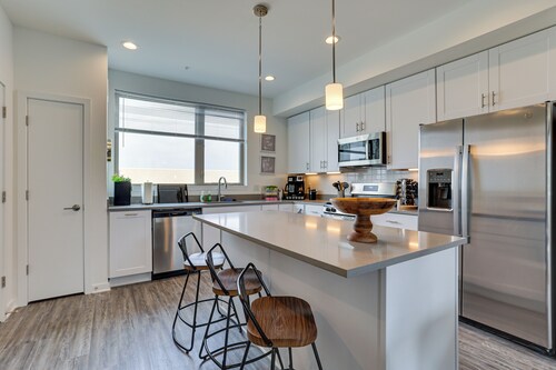 3 Mi to Center City: Philadelphia Townhome