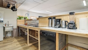 Una cocina moderna con encimera de madera, electrodomésticos de acero inoxidable y lavavajillas.