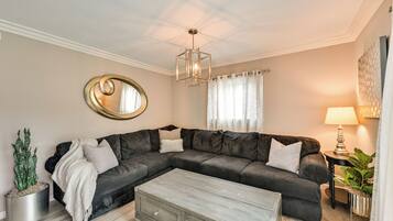 ํ์ฐ์ค (3 Bedrooms) | ๋ด๋ถ