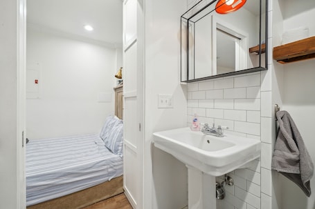 Apartment (0 Bedroom) | Bathroom | Shower