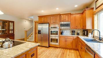 House (5 Bedrooms) | Interior