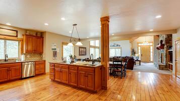 House (5 Bedrooms) | Interior