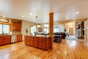 House (5 Bedrooms) | Interior