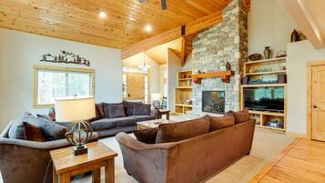 House (5 Bedrooms) | Interior