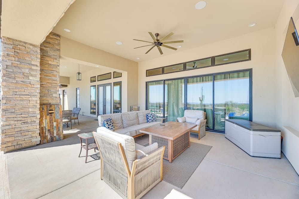 Luxurious Desert Oasis: Fireplace & Private Pool! - Tortilla Flat, AZ