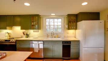 House (5 Bedrooms) | Interior