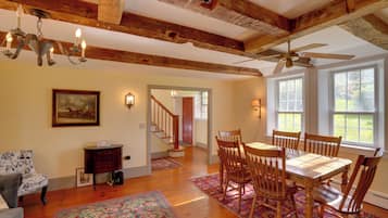 House (5 Bedrooms) | Interior