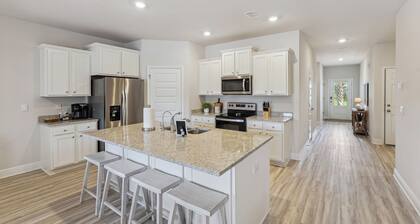 Port St Joe Escape w/ Golf Cart & Pool Access