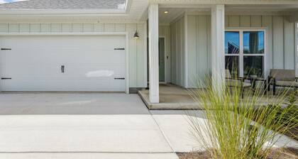 Port St Joe Escape w/ Golf Cart & Pool Access