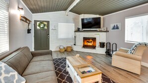 Unclassified image, 3 of 25, button - Sugarloaf Cabin w/ Fireplace Near Big Bear Lake (Sugarloaf)